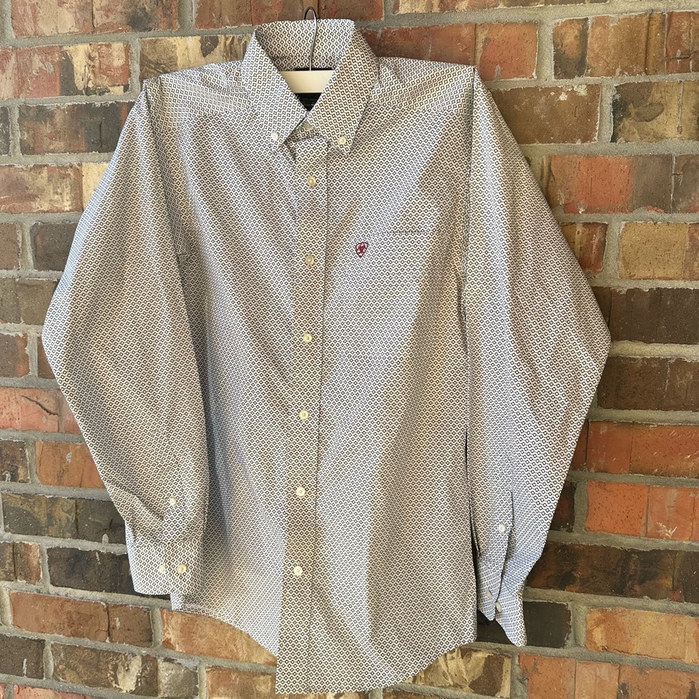 Ariat men’s long sleeve fitted button up shirt. NWOT.